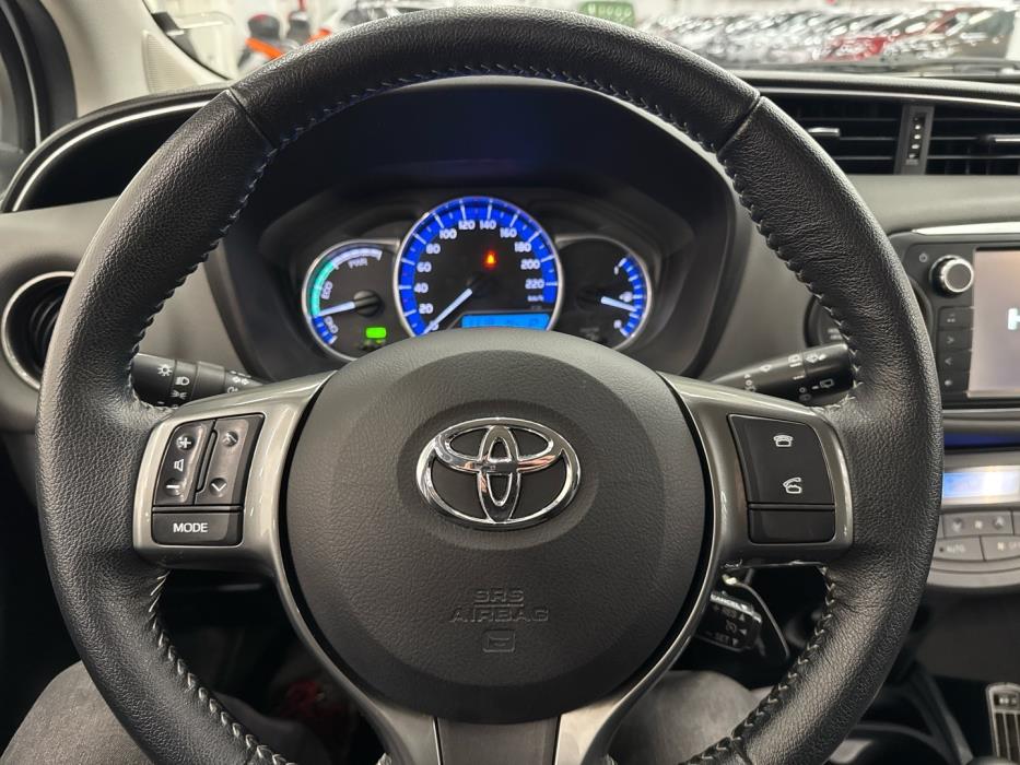 TOYOTA Yaris 2015