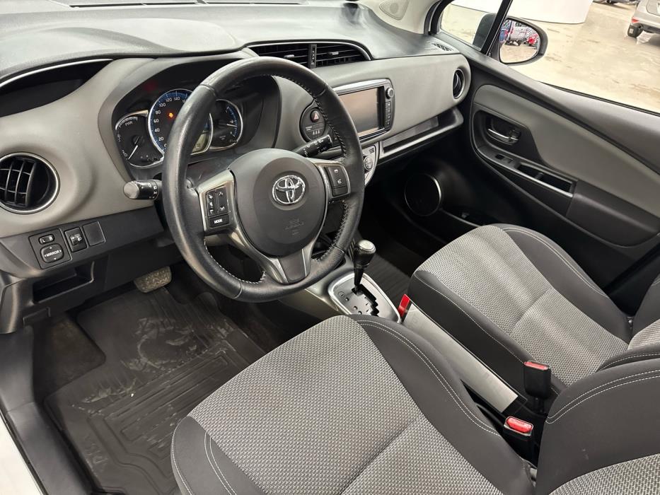 TOYOTA Yaris 2015