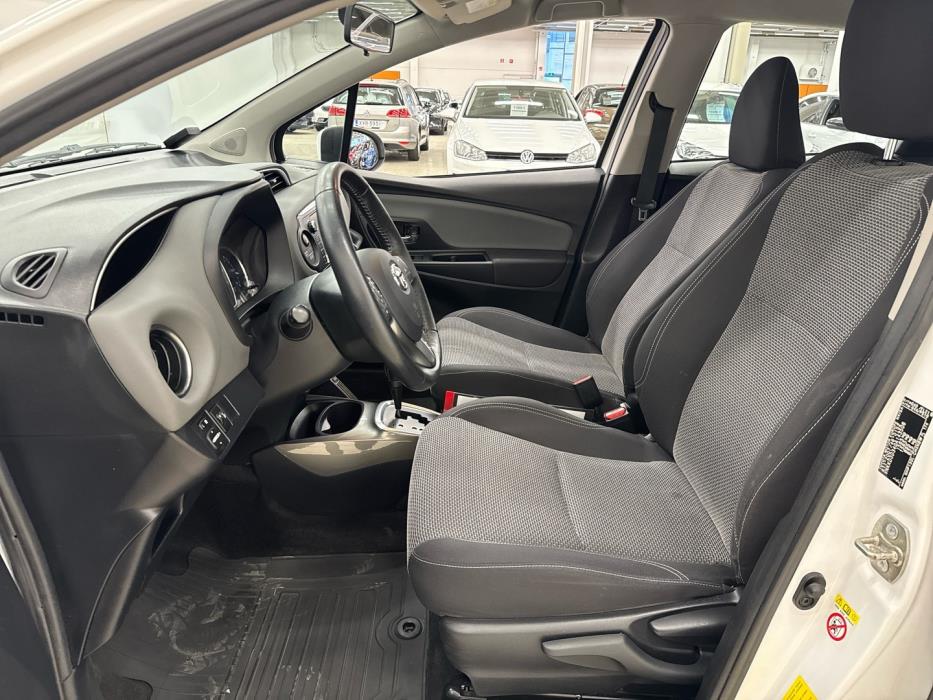 TOYOTA Yaris 2015