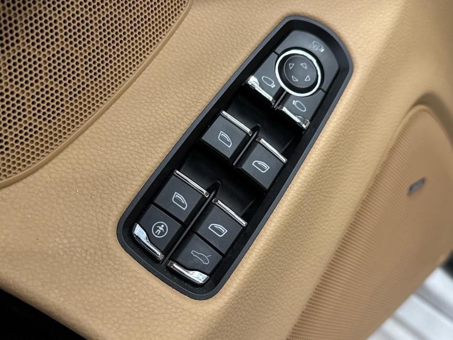 PORSCHE Panamera 2012