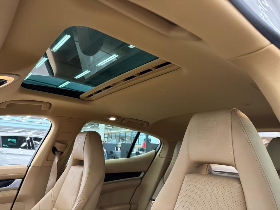 PORSCHE Panamera 2012