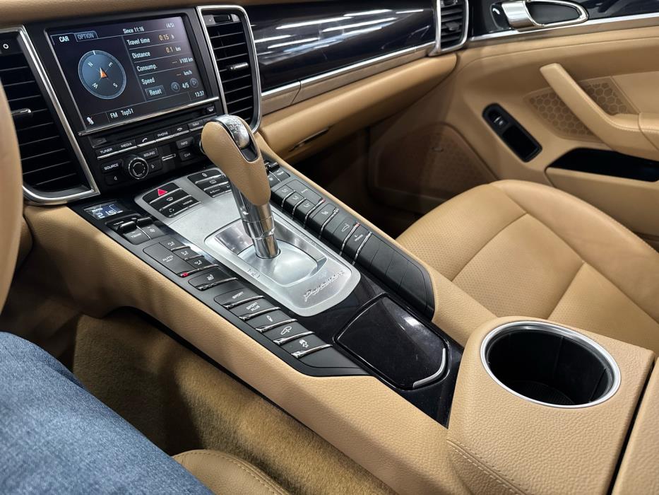 PORSCHE Panamera 2012
