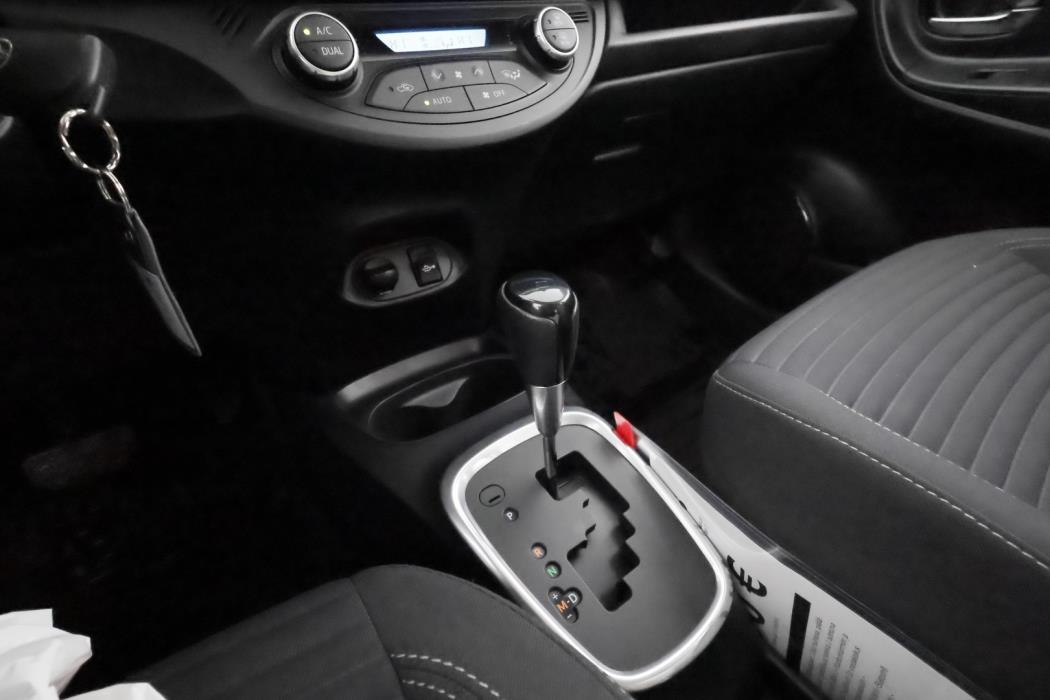 TOYOTA Yaris 2017