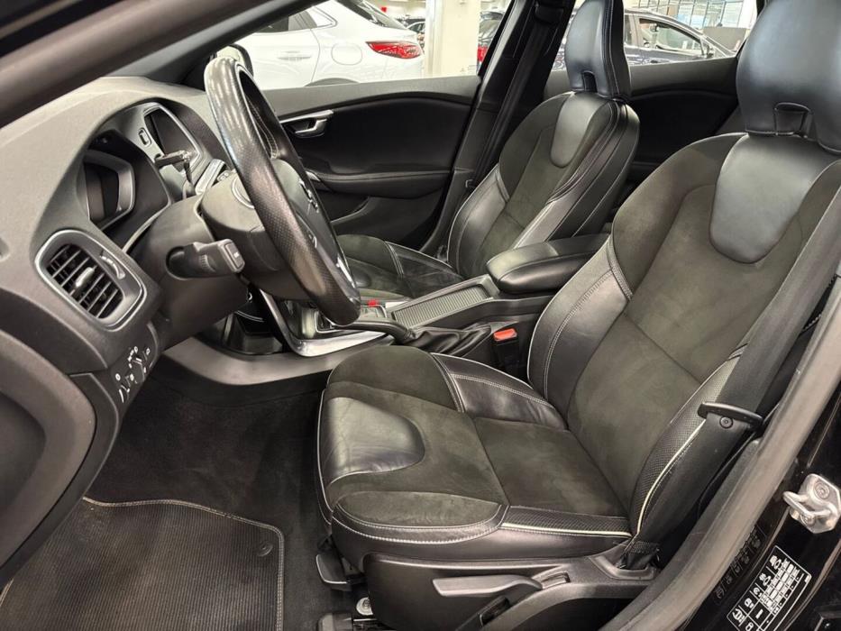 VOLVO V40 2016