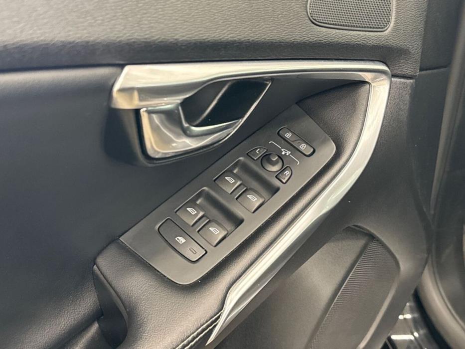 VOLVO V40 2016