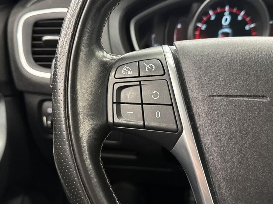 VOLVO V40 2016