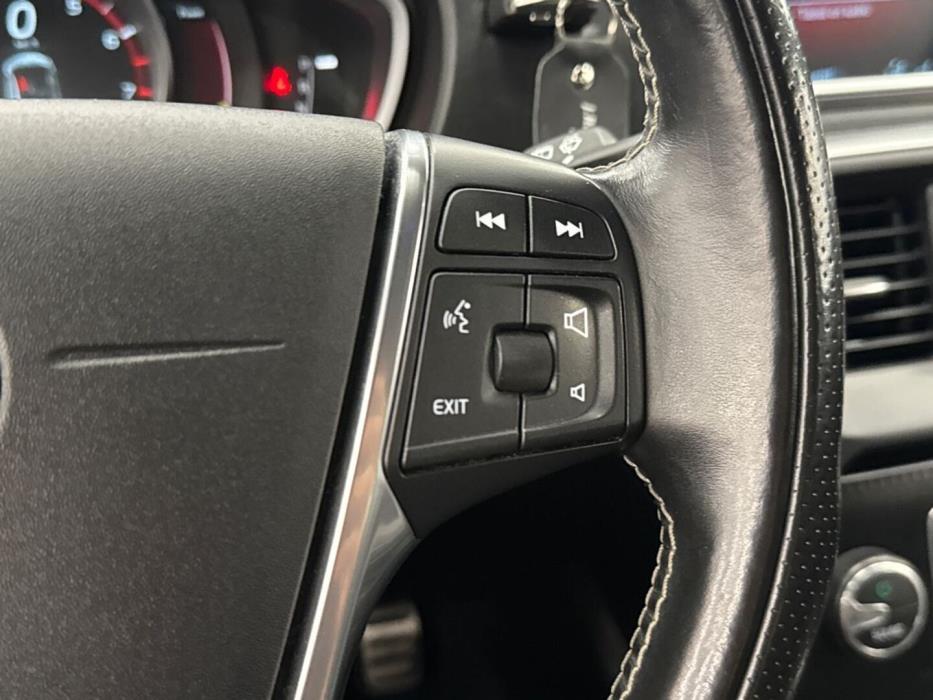 VOLVO V40 2016