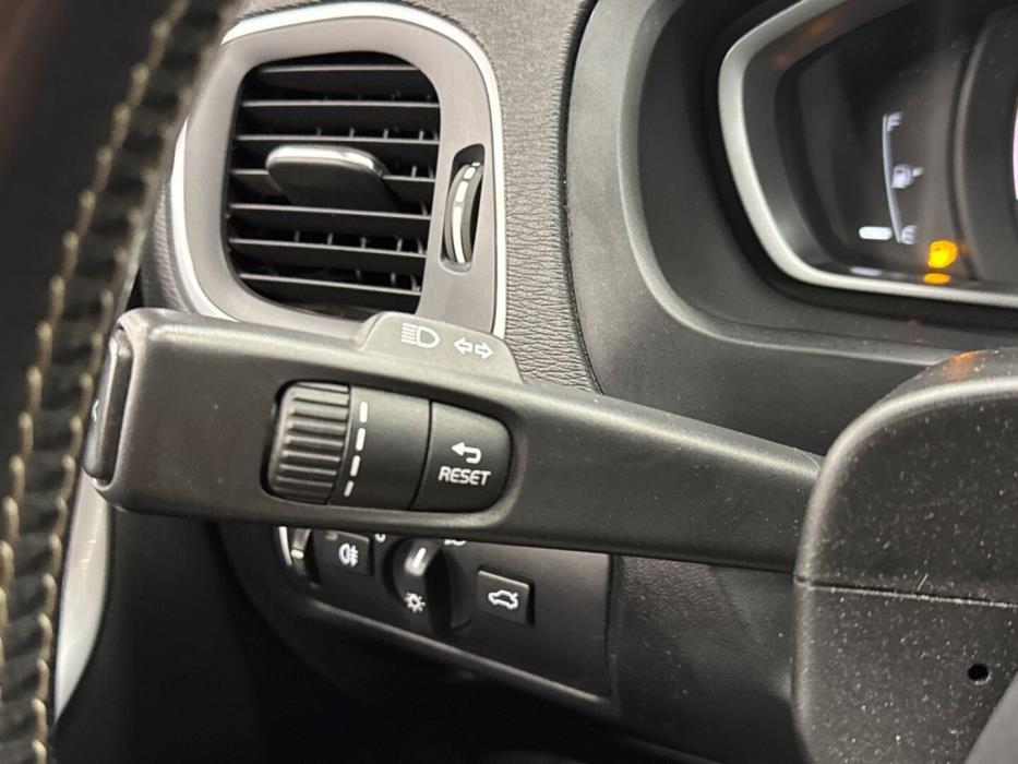 VOLVO V40 2016