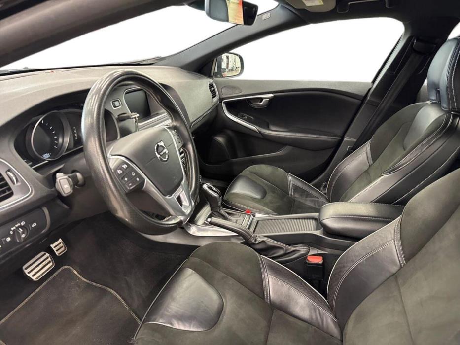 VOLVO V40 2016