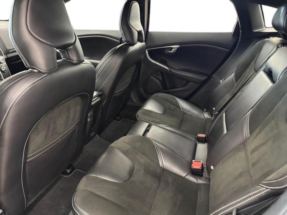 VOLVO V40 2016
