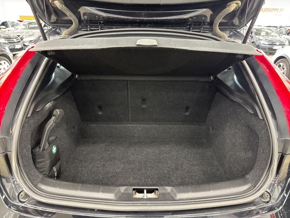 VOLVO V40 2016