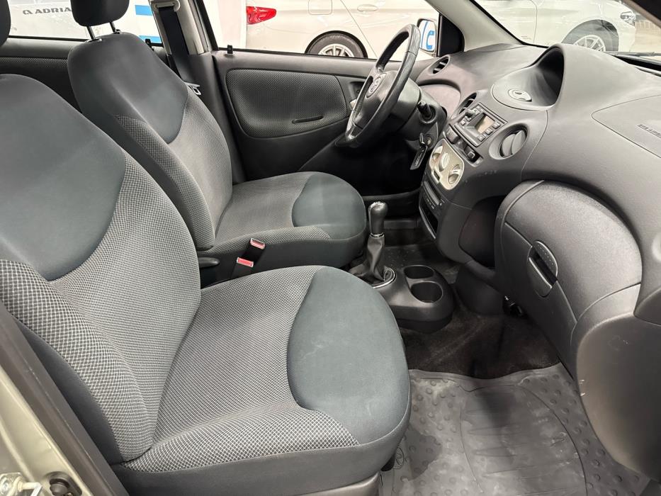 TOYOTA Yaris 2004
