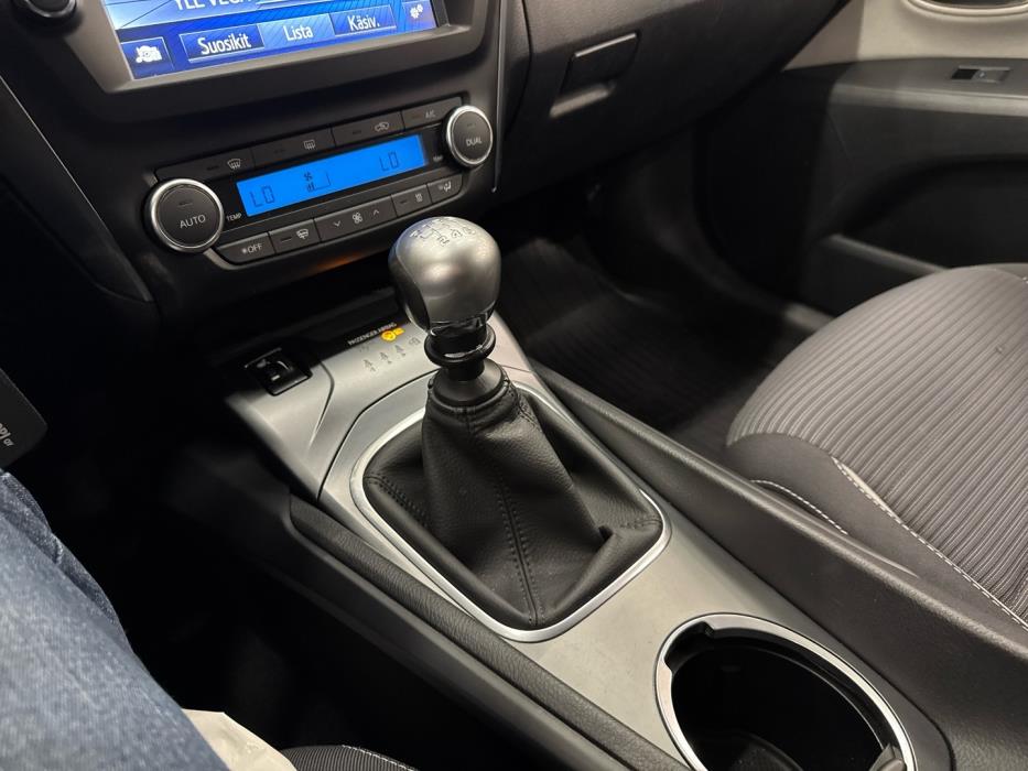 TOYOTA Avensis 2015