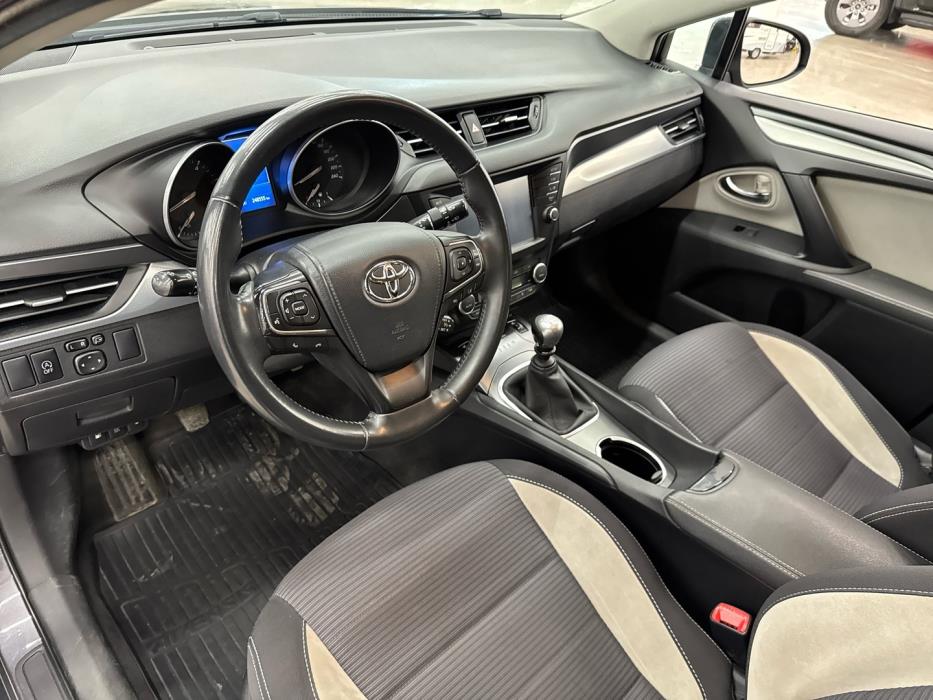 TOYOTA Avensis 2015