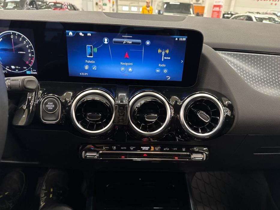 MERCEDES-BENZ GLA 2025