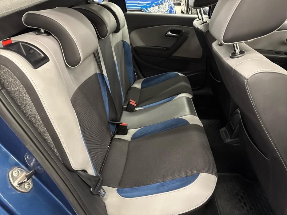 VOLKSWAGEN Polo 2013