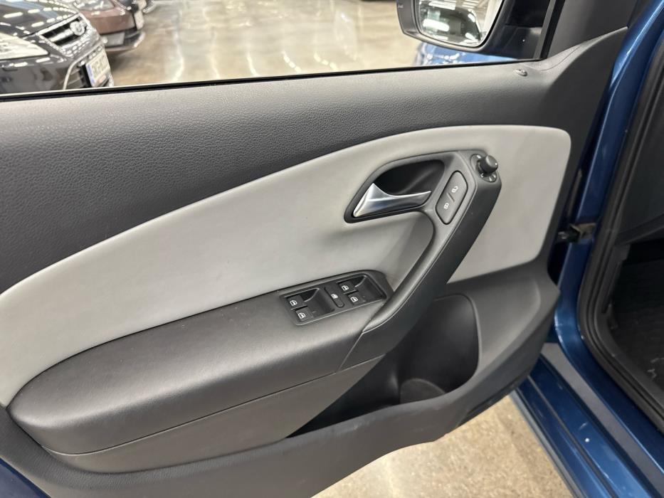 VOLKSWAGEN Polo 2013
