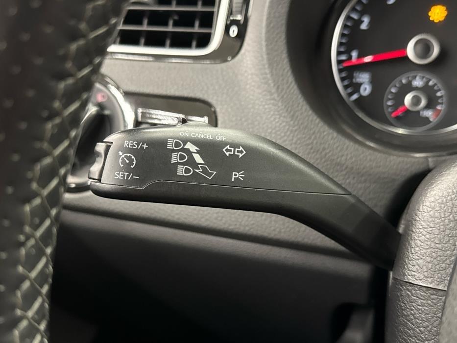 VOLKSWAGEN Polo 2013