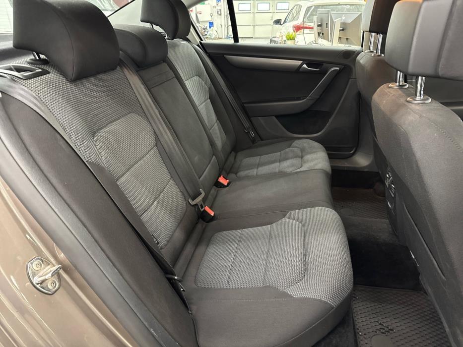 VOLKSWAGEN Passat 2011