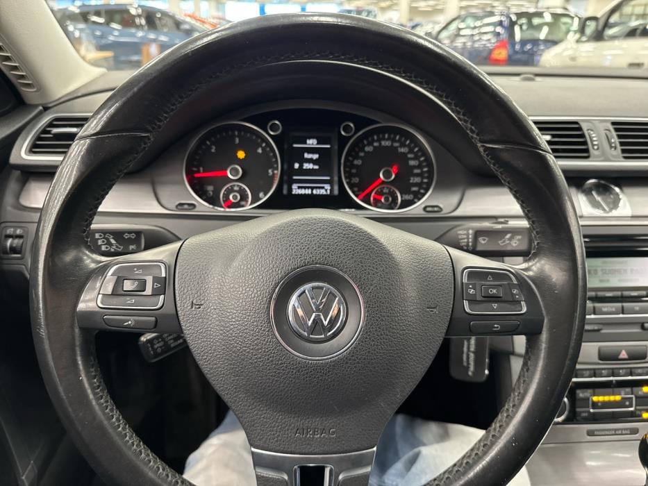 VOLKSWAGEN Passat 2011