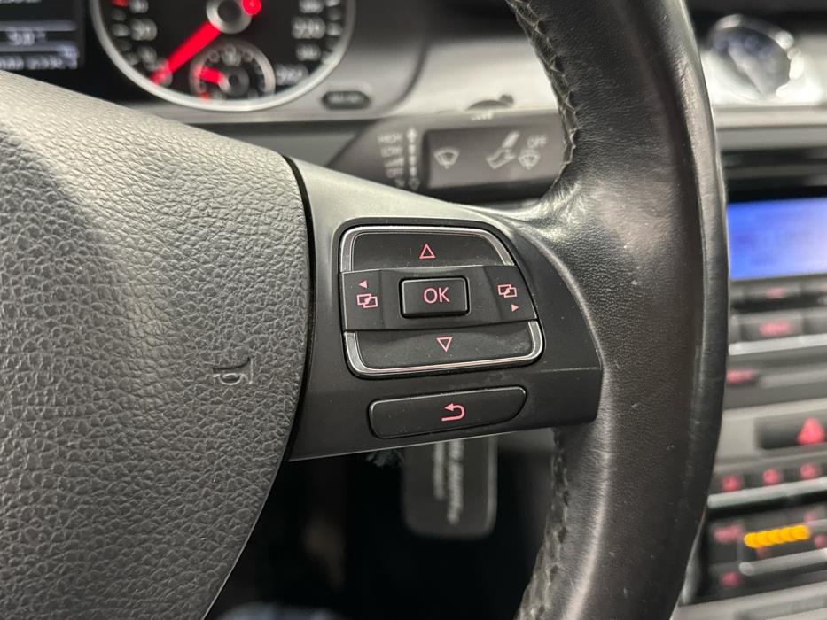 VOLKSWAGEN Passat 2011