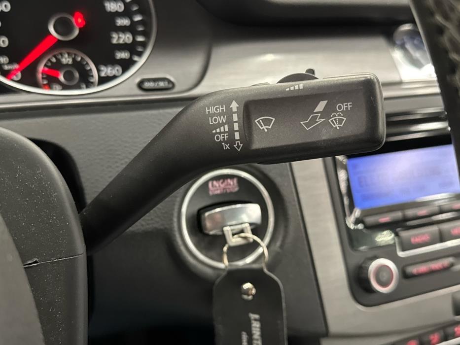 VOLKSWAGEN Passat 2011