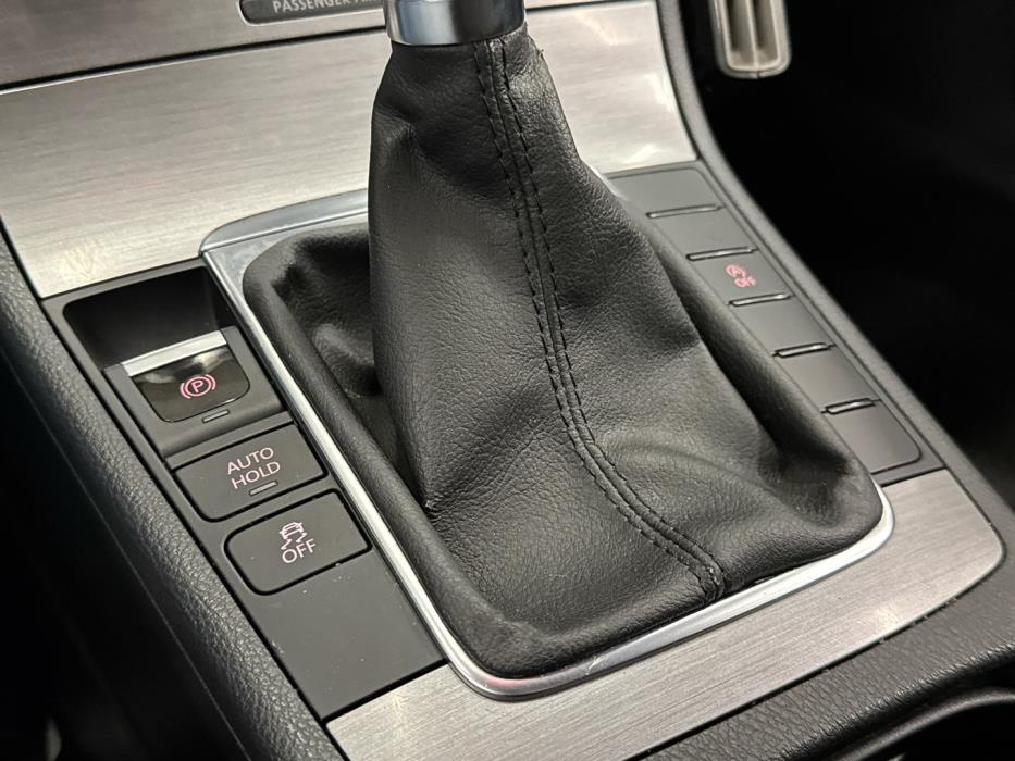 VOLKSWAGEN Passat 2011