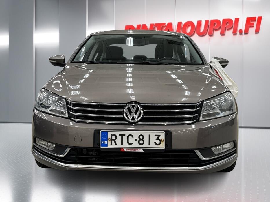 VOLKSWAGEN Passat 2011