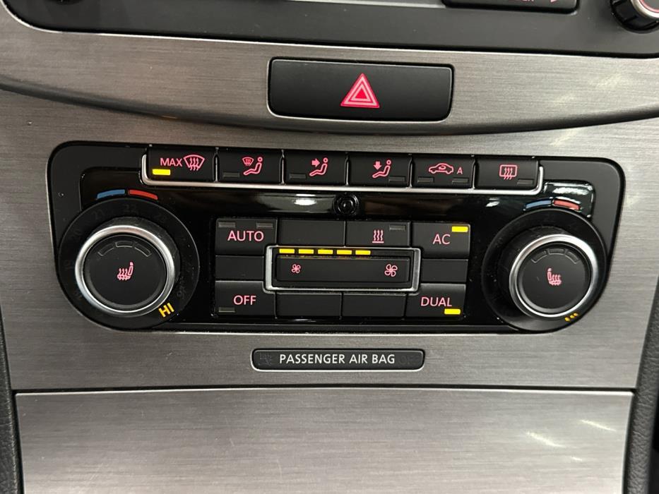 VOLKSWAGEN Passat 2011