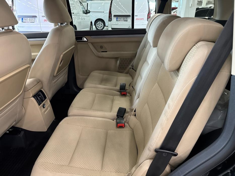 VOLKSWAGEN Touran 2012