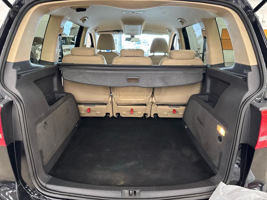 VOLKSWAGEN Touran 2012