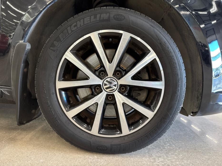 VOLKSWAGEN Touran 2012