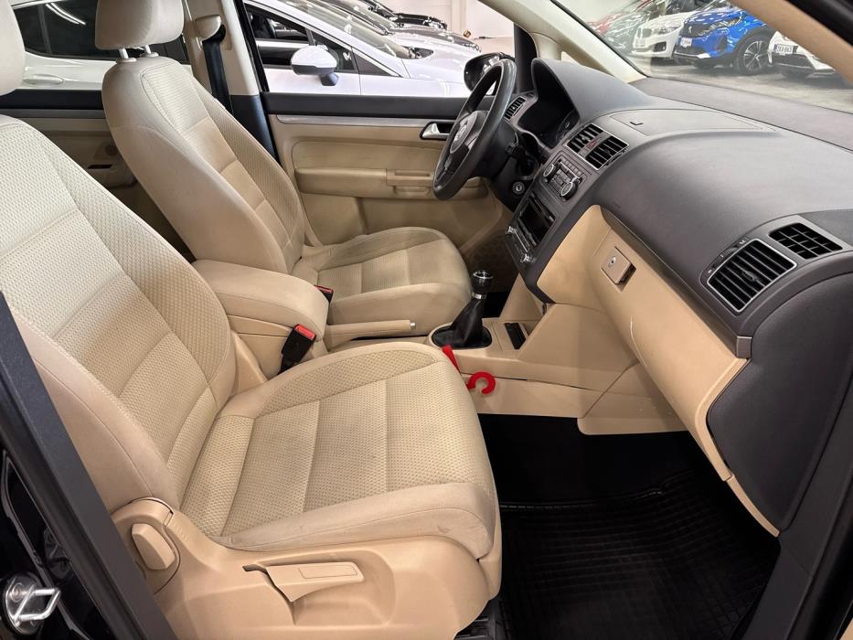 VOLKSWAGEN Touran 2012
