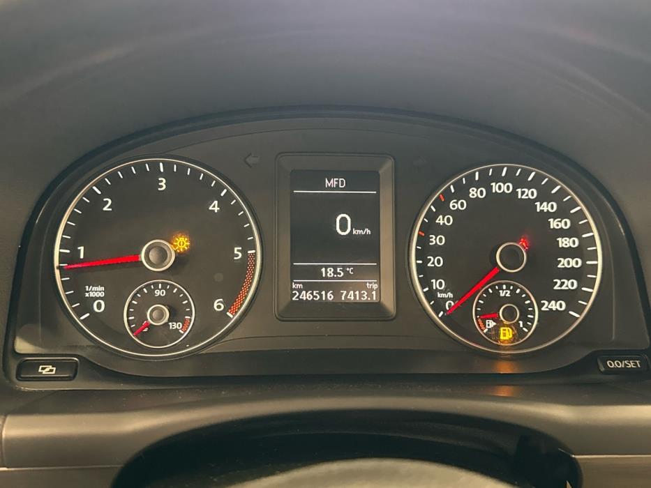 VOLKSWAGEN Touran 2012