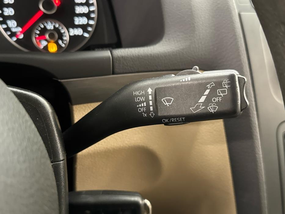 VOLKSWAGEN Touran 2012