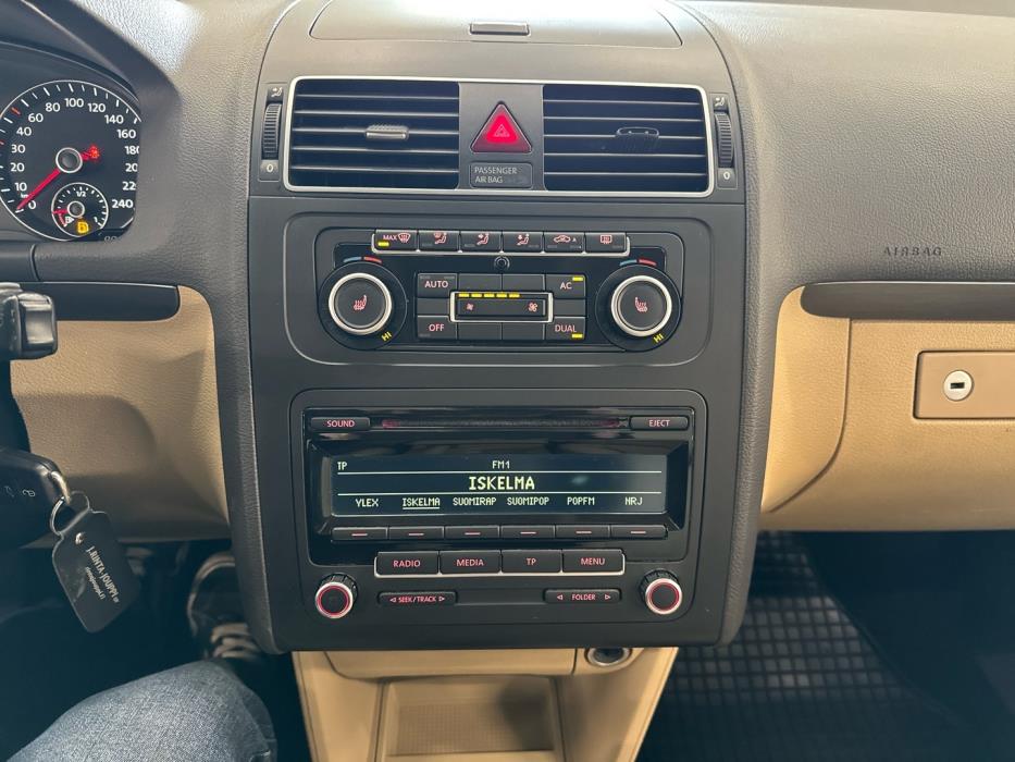 VOLKSWAGEN Touran 2012