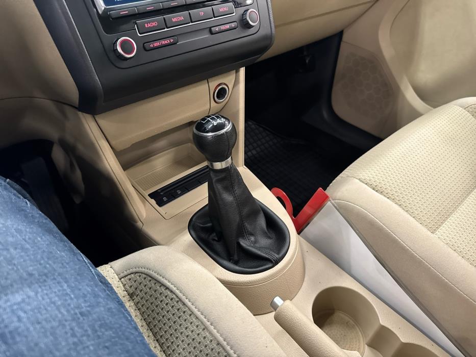 VOLKSWAGEN Touran 2012