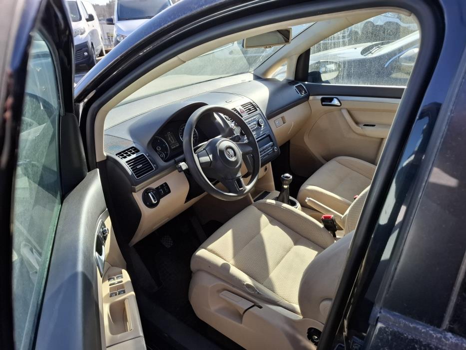 VOLKSWAGEN Touran 2012
