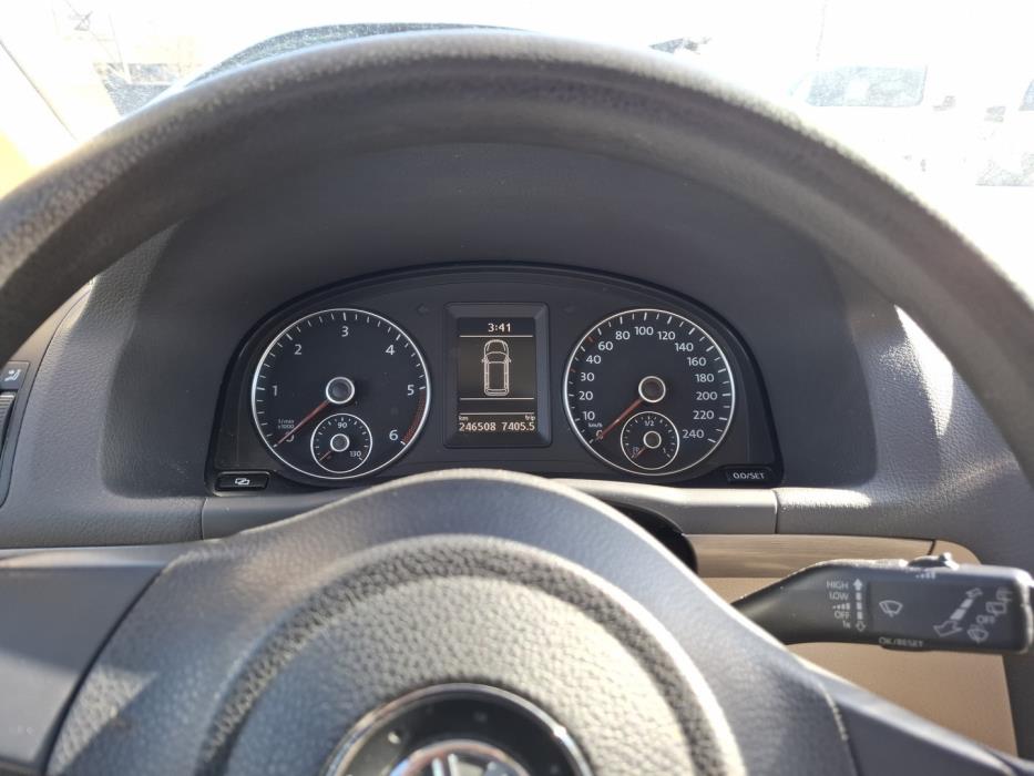 VOLKSWAGEN Touran 2012