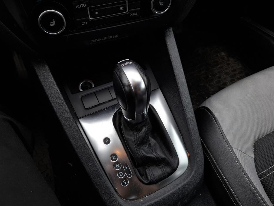 VOLKSWAGEN Jetta 2012