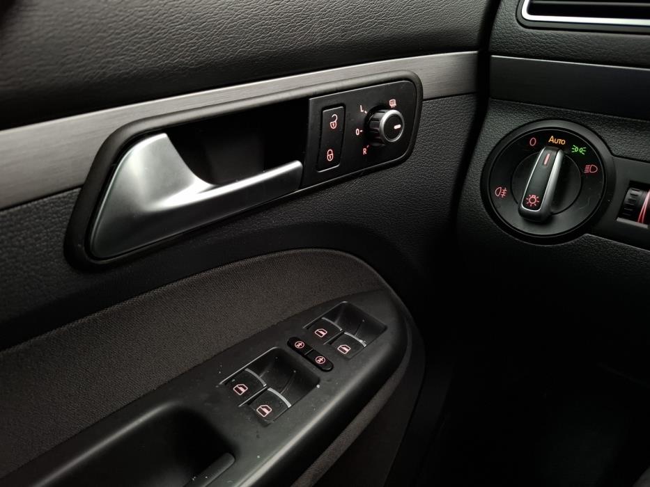 VOLKSWAGEN Touran 2012