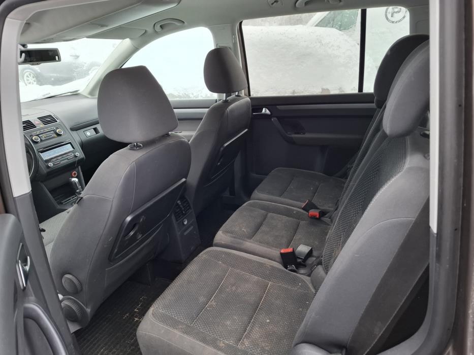 VOLKSWAGEN Touran 2012