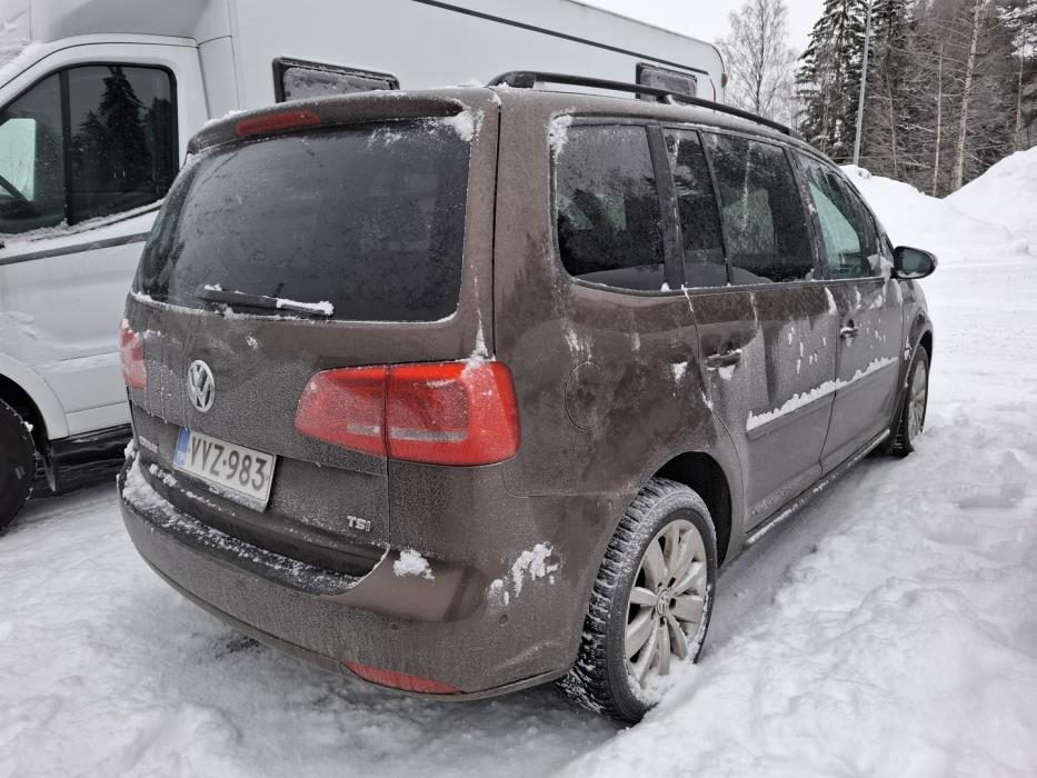 VOLKSWAGEN Touran 2012