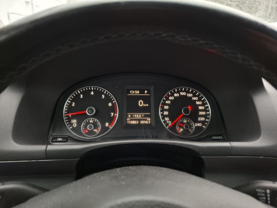 VOLKSWAGEN Touran 2012