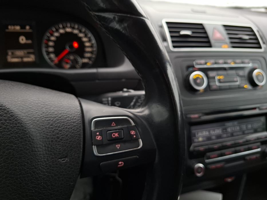 VOLKSWAGEN Touran 2012