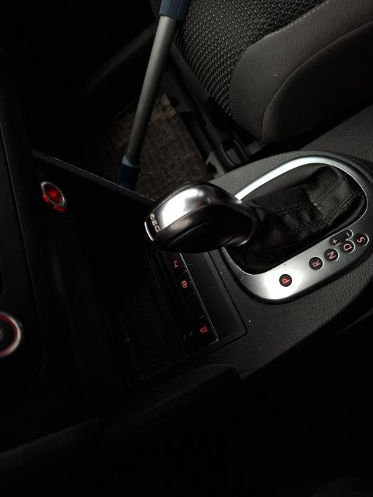 VOLKSWAGEN Touran 2012