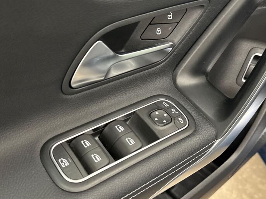 MERCEDES-BENZ A 2021