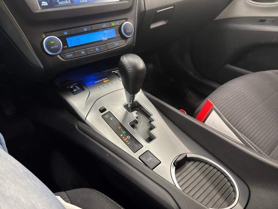TOYOTA Avensis 2015