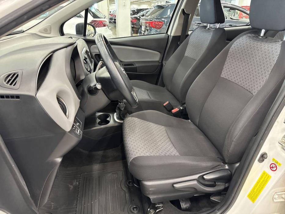 TOYOTA Yaris 2015