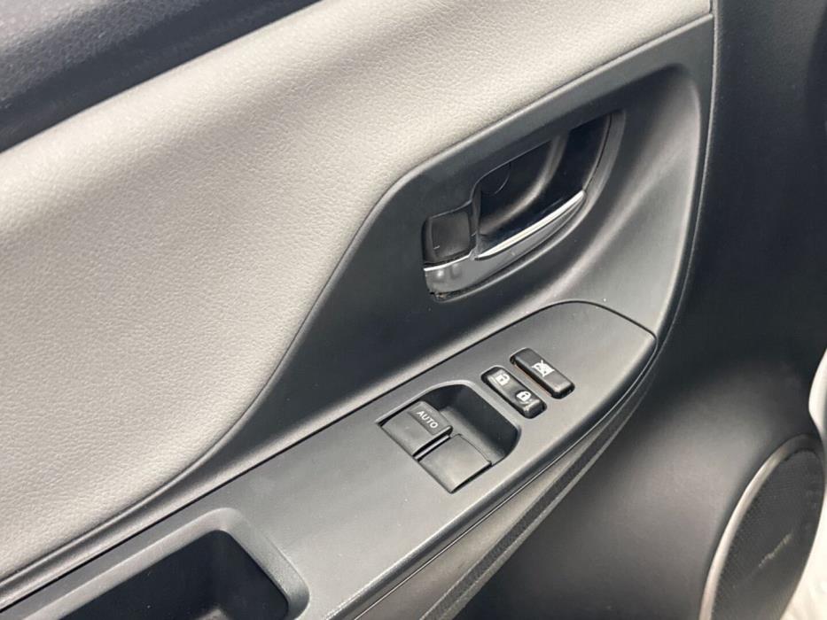 TOYOTA Yaris 2015